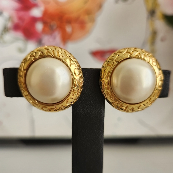 💰💲SOLD💲💰 CHANEL Logo Gold Plated Pearl Clip On Earrings - Picture 2 of 7